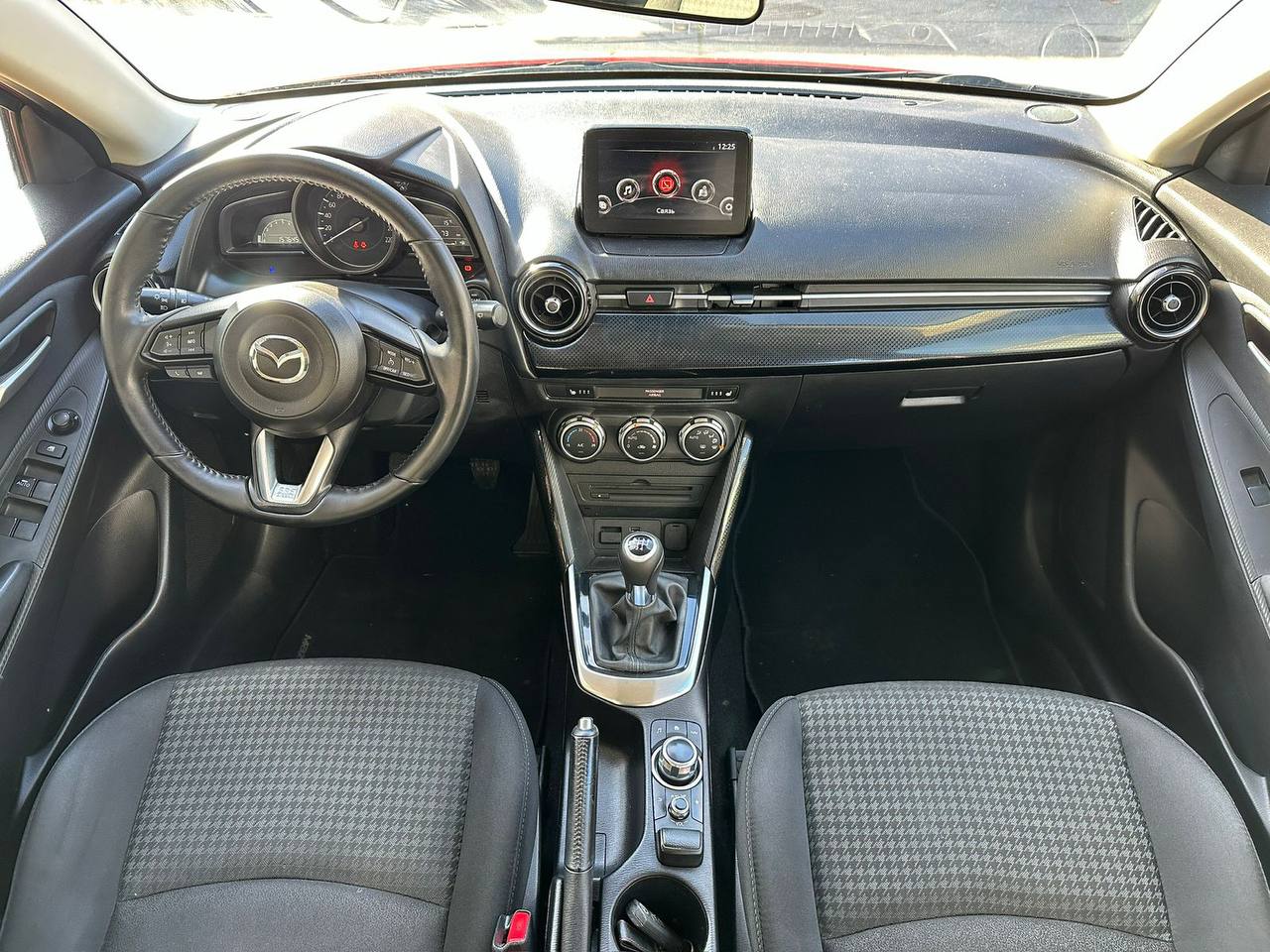 Mazda-Innenraum mit Diagnose- und Servicefokus in der Werkstatt