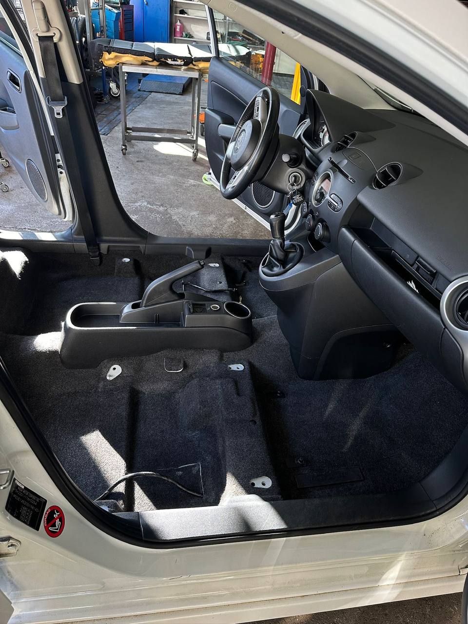 Innenraum während einer Fahrzeugaufbereitung bei Drive Tech Garage in Bern