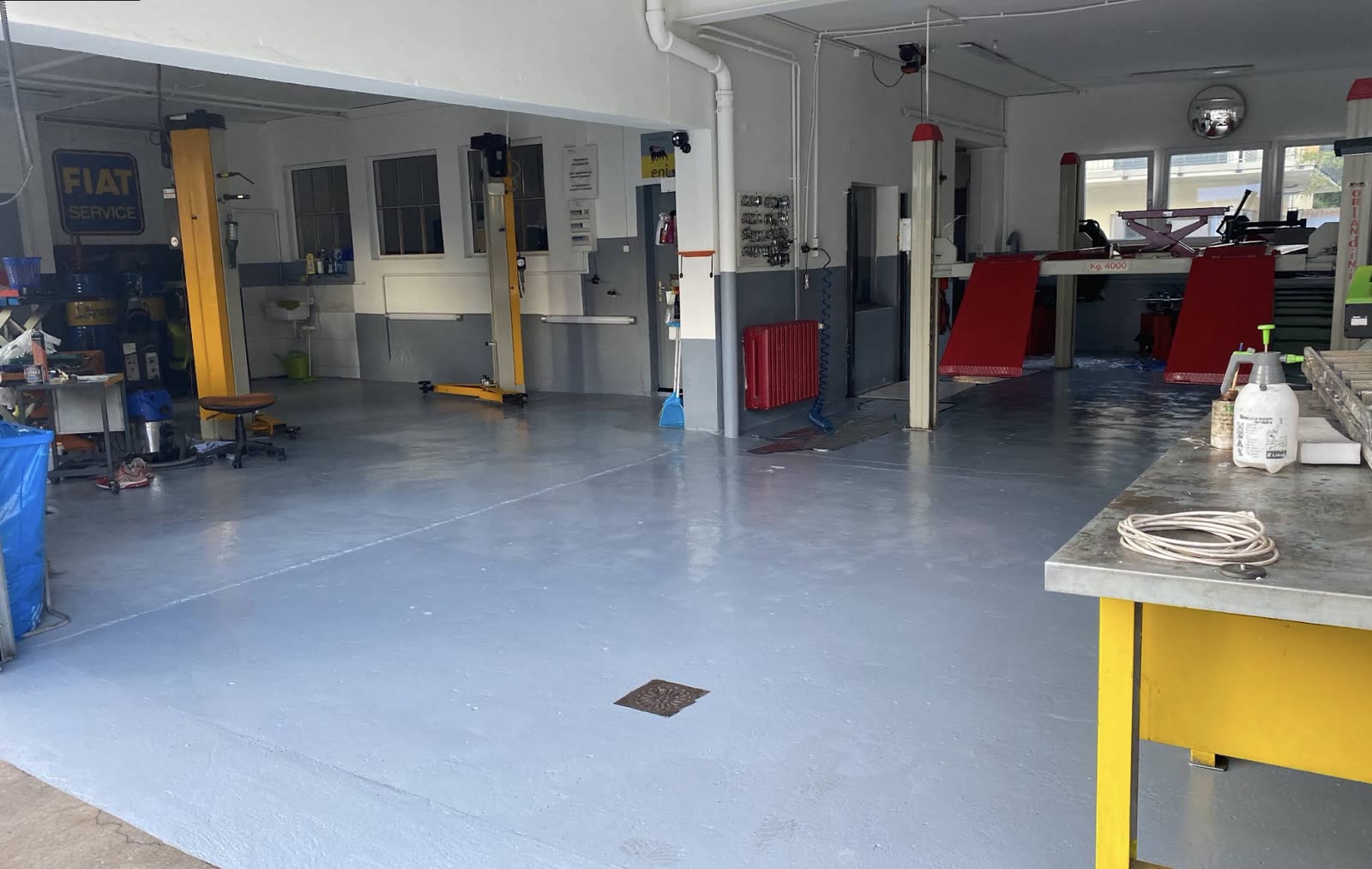 Innenansicht der Werkstatt mit mehreren Arbeitsbereichen