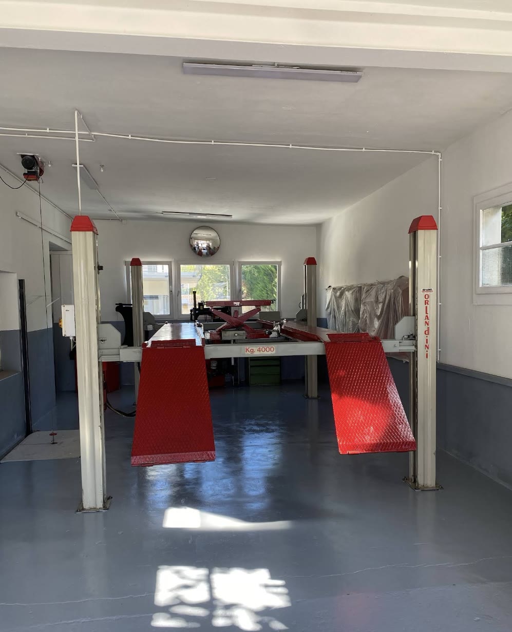 Saubere Hebebühne für Wartung und Reparatur